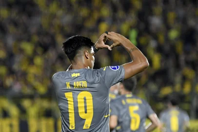 Penarol's forward Matias Arezo celebrates after scoring a goal during the Copa Sudamericana first stage football match between Uruguay's River Plate and Uruguay's Peñarol, at the Domingo Burgueño stadium in Maldonado, Uruguay, on March 7, 2023. (Photo by Pablo PORCIUNCULA / AFP)Editoria: SPOLocal: MaldonadoIndexador: PABLO PORCIUNCULASecao: soccerFonte: AFPFotógrafo: STF<!-- NICAID(15810742) -->