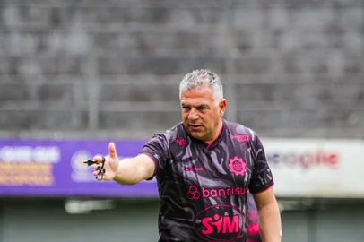 Treino do S.E.R. Caxias. Na foto, o técnico Luizinho Vieira.<!-- NICAID(15971275) -->