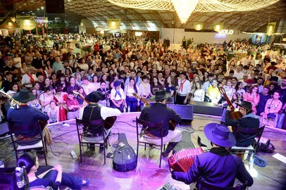 O primeiro final de semana da Festa do Espumante Brasileiro 2025 comprovou toda a expectativa criada em torno do período de preparação. Nos quatro primeiros dias da festa, 20.183 visitantes estiveram no Parque da Fenachamp, em Garibaldi, alcançando o maior público para o período já registrado desde a adoção do atual modelo, em 2003.As 17 vinícolas participantes comercializaram cerca de 5.369 garrafas de espumantes, harmonizando a animação e momentos de confraternização entre famílias, amigos e casais. O consumo cresceu 23% em relação a edição anterior do evento.<!-- NICAID(16139893) -->