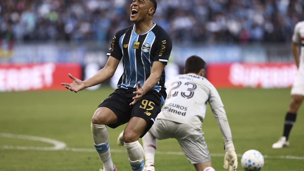 Grêmio quita pendências com Carlos Vinícius e negocia renovação