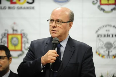 PORTO ALEGRE, RIO GRANDE DO SUL, 28/07/2017. Cezar Schirmer, secretário da Segurança Pública do RS, explica megaoperação que transferiu 27 líderes de facções criminosas que para fora do Estado. (FOTO: Ronaldo Bernardi / Agência RBS)<!-- NICAID(13057497) -->