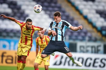 Gremio x AraguaRS - FUTEBOL/CONMEBOL SULAMERICANA 2021 /GREMIO X ARAGUA - ESPORTES - Lance da partida entre Gremio e Aragua disputada na noite desta quinta-feira, na Arena do Gremio, valida pela Sulamericana 2021. FOTO: LUCAS UEBEL/GREMIO FBPAEditoria: SPOLocal: Porto AlegreIndexador: Lucas UebelSecao: futebolFonte: Gremio.netFotógrafo: Gremio x Aragua<!-- NICAID(14776784) -->