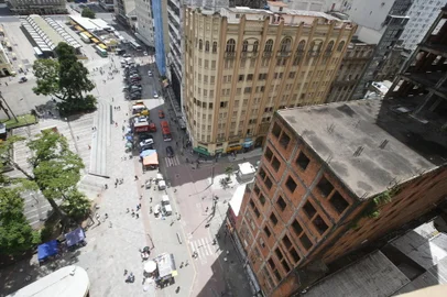 PORTO ALEGRE, RS, BRASIL - 22/01/2024 - Centro histórico POA - Andamento da demolição do esqueletão. FOTO: LAURO ALVES, AGÊNCIA RBS<!-- NICAID(15656963) -->