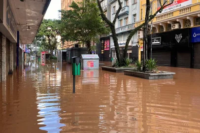 Devido a alagamentos, comércios do Centro Histórico fecham na segunda-feira (6)<!-- NICAID(15756103) -->