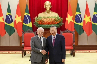 Vietnam's communist party general secretary To Lam (R) and Brazil's President Luiz Inacio Lula da Silva (L) shake hands during a meeting at the Office of the Party Central Committee in Hanoi March 28, 2025. (Photo by An Nguyen / AFP)Editoria: POLLocal: HanoiIndexador: AN NGUYENSecao: diplomacyFonte: AFPFotógrafo: STR<!-- NICAID(16005234) -->