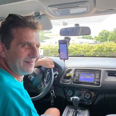 Nos Estados Unidos, motorista de aplicativo grego é fã de Rodinei, ex-Inter.<!-- NICAID(16068544) -->