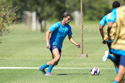 Pedro Gabriel, o Pedrinho, lateral-esquerdo do GrêmioRS - GRÊMIO - Jogadores do elenco tricolor treinam no CFT Presidente Hélio Dourado, em Eldorado do Sul, na data de 11/02/2026, durante a pré-temporada. FOTO: ANGELO PIERETTI/GRÊMIO FBPA<!-- NICAID(16230176) -->