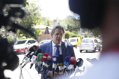 SÃ£o Paulo (SP), 16/12/2024 - .Ministro Fernando Haddad concede entrevista a imprensa na frente da casa do presidente Lula Pinheiros. Foto: Paulo Pinto/AgÃªncia Brasil<!-- NICAID(15936706) -->