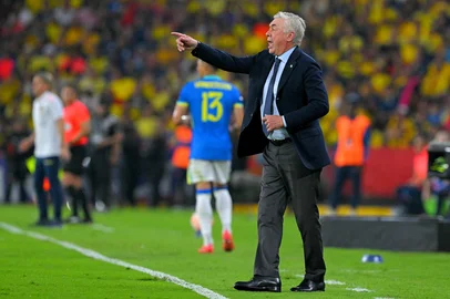 Brazil's Italian head coach Carlo Ancelotti gives instructions to his players during the 2026 FIFA World Cup South American qualifiers football match between Ecuador and Brazil at the Monumental Banco Pichincha stadium in Guayaquil, province of Guayas, Ecuador on June 5, 2025. (Photo by Rodrigo BUENDIA / AFP)Editoria: SPOLocal: GuayaquilIndexador: RODRIGO BUENDIASecao: soccerFonte: AFPFotógrafo: STF<!-- NICAID(16053579) -->