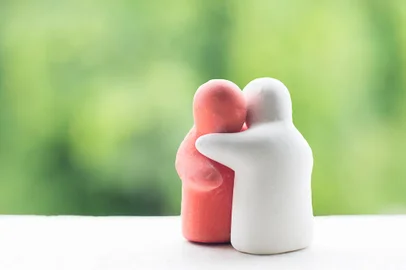 Close up hug sign on green background.Fonte: 216679565<!-- NICAID(15803145) -->