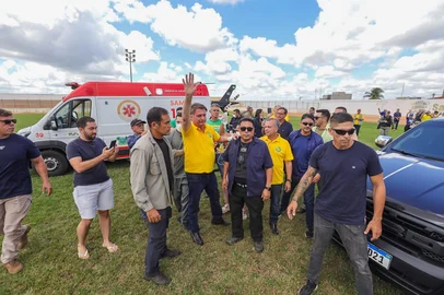 Imagem do ex-presidente Jair Bolsonaro no estádio de futebol Iberezao, em Santa Cruz (RN) antes de seguir para Natal, ao lago do senador Rogério Marinho.<!-- NICAID(16015009) -->