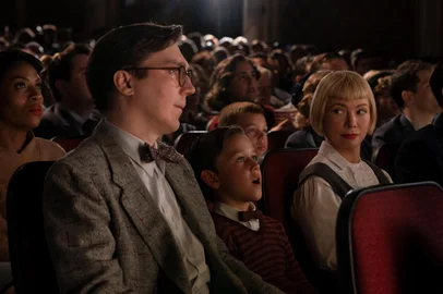 Os Fabelmans, de Steven Spielberg.(from left) Burt Fabelman (Paul Dano), younger Sammy Fabelman (Mateo Zoryan Francis-DeFord) and Mitzi Fabelman (Michelle Williams) in The Fabelmans, co-written and directed by Steven Spielberg.<!-- NICAID(15329928) -->