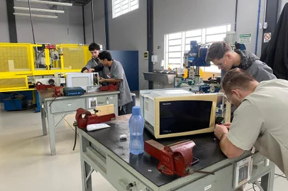 Alunos do Senai consertam equipamentos eletrônicos de forma gratuita para atingidos pelas chuvas em Veranópolis e Nova Prata<!-- NICAID(15759595) -->