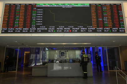 An electronic board shows the index chart at the Sao Paulo Stock Exchange (B3) in Sao Paulo, Brazil, on February 22, 2021. - Shares in Brazilian state oil company Petrobras plunged more than 19 percent on February 22 after President Jair Bolsonaro changed the company's chief executive, fueling fears he will try to block further energy price hikes as he eyes re-election. (Photo by Nelson ALMEIDA / AFP)Editoria: FINLocal: Sao PauloIndexador: NELSON ALMEIDASecao: energy and resourceFonte: AFPFotógrafo: STF<!-- NICAID(14991710) -->