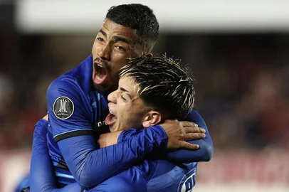 Huachipato's defender Maximiliano Gutierrez (R) celebrates with teammate Venezuelan midfielder Brayan Palmezano after scoring a goalfight for the ball during the Copa Libertadores group stage second leg football match between Argentina's Estudiantes de La Plata and Chile's Huachipato at the Jorge Luis Hirschi Stadium in La Plata, Argentina, on May 29, 2024. (Photo by ALEJANDRO PAGNI / AFP)Editoria: SPOLocal: La PlataIndexador: ALEJANDRO PAGNISecao: soccerFonte: AFPFotógrafo: STR<!-- NICAID(15777018) -->