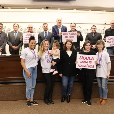 Vereadora Rosi Ecker e doulas após aprovação do projeto de lei que garante a presença das profissionais nas unidades hospitalares da cidade. <!-- NICAID(15093557) -->