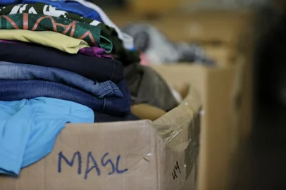PORTO ALEGRE, RS, BRASIL, 29-05-2019: Roupas e calçados doados para a Campanha do Agasalho 2019 em processo de triagem, na Zonal Centro, da Smam, no bairro Cidade Baixa. (Foto: Mateus Bruxel / Agência RBS)<!-- NICAID(14099402) -->