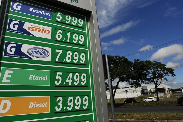 Com um aumento a cada 11 dias neste ano, postos reajustam valores e gasolina  é vendida a R$ 5,99 em Porto Alegre | GZH
