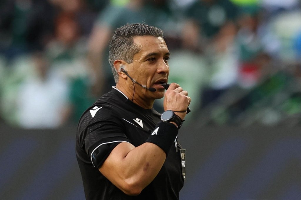 CBF define árbitro para Corinthians x Inter; escolha gera polêmica