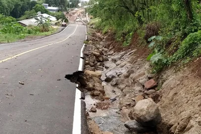 Alagamentos - Em poucos minutos choveu 90 milímetros, os boeiros subira, estouraram canos e a água destruiu o asfalto de estrada que liga os municípios<!-- NICAID(14705754) -->