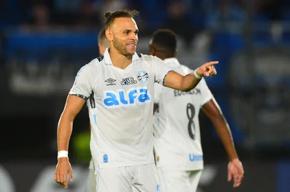 Gremio's Danish forward #22 Martin Braithwaite celebrates scoring his team's second goal during the Copa Sudamericana group stage football match between Paraguay's Sportivo Luqueno and Brazil's Gremio at the UENO Defensores del Chaco stadium in Asuncion on April 2, 2025. (Photo by DANIEL DUARTE / AFP)Editoria: SPOLocal: AsuncionIndexador: DANIEL DUARTESecao: soccerFonte: AFPFotógrafo: STR<!-- NICAID(16009072) -->