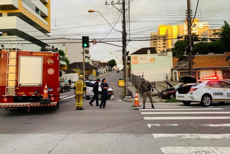 Na foto: acidente com morte no cruzamento da Rua Tronca com a Marechal Floriano na área central Caxias. A colisão foi registrada por volta das 6h de 8 de março de 2024. Uma mulher de 49 anos morreu no local. <!-- NICAID(15700016) -->
