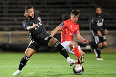 Lyon's Dutch forward Memphis Depay (L) vies for the ball with Nimes' Argentine midfielder Andres Cubas (R) during the French L1 football match between Nimes Olympique and Olympique Lyonnais at the Costieres Stadium in Nimes, southern France on May 16, 2021. (Photo by Nicolas TUCAT / AFP)Editoria: SPOLocal: NîmesIndexador: NICOLAS TUCATSecao: soccerFonte: AFPFotógrafo: STF<!-- NICAID(14986233) -->
