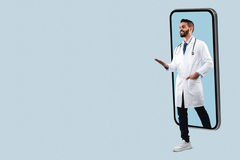 Doctor coming out big smartphone screen, panoramaMedico online; tele medicina. Foto:Prostock-studio / stock.adobe.comFonte: 484704562<!-- NICAID(15490813) -->