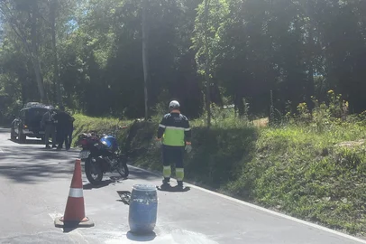 Pedro Zanrosso / agencia RBS Acidente deixa motociclista ferida na RS-122 em Caxias do Sul<!-- NICAID(16164877) -->