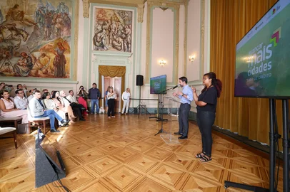 Leite assina contratos do programa Avançar Cidades <!-- NICAID(16204296) -->