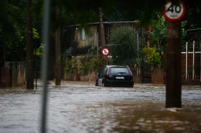 Porto Alegre, RS, Brasil, 16/06/2023 - Ciclone extratropical causa estragos na zona sul de Porto Alegre. Na foto, Rua João Vedana. - Foto: Jonathan Heckler/Agência RBS<!-- NICAID(15458053) -->