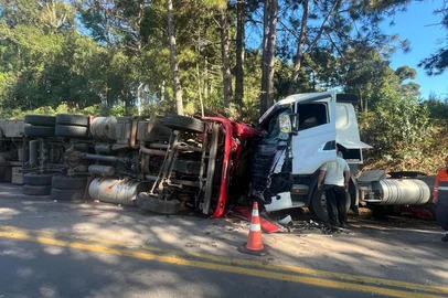 Caminhoneiros ficam feridos após colisão entre dois caminhões na RS-122, em Ipê<!-- NICAID(16029309) -->