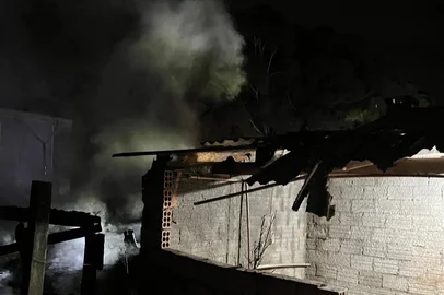 Um incêndio destruiu uma casa de madeira no início da noite desta segunda-feira (7), em Monte Alegre dos Campos, nos Campos de Cima da Serra. O sinistro teve início por volta de 18h43min na residência localizada na Capela da Luz, área rural do município.<!-- NICAID(16075505) -->