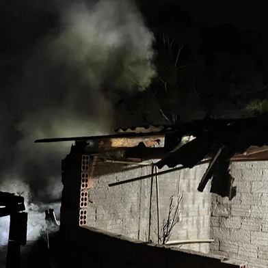 Um incêndio destruiu uma casa de madeira no início da noite desta segunda-feira (7), em Monte Alegre dos Campos, nos Campos de Cima da Serra. O sinistro teve início por volta de 18h43min na residência localizada na Capela da Luz, área rural do município.<!-- NICAID(16075505) -->
