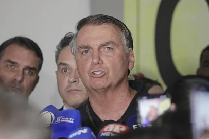 Brazil's former President Jair Bolsonaro speaks with the media upon arrival at the President Juscelino Kubitschek International Airport in Brasilia on November 25, 2024. Brazilian police on November 21 called for the indictment of ex-president Jair Bolsonaro over a 2022 "coup" plot to prevent current leader Luiz Inacio Lula da Silva from taking office. (Photo by Sergio Lima / AFP)Editoria: POLLocal: BrasíliaIndexador: SERGIO LIMASecao: politics (general)Fonte: AFPFotógrafo: STR<!-- NICAID(15921984) -->