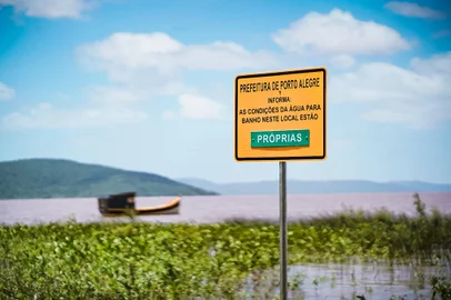 Placa indica condições para banho em praia do Lami, na orla do Guaíba, em Porto Alegre. A placa indica água própria para banho.<!-- NICAID(15642898) -->