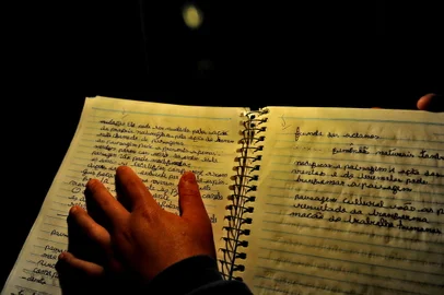 PORTO ALEGRE, RS, BRASIL-17/07/2013- "l" CRIANÇA FORA DA ESCOLA-O ùltimo caderno de "L" antes de abandonar a escola<!-- NICAID(9583384) -->