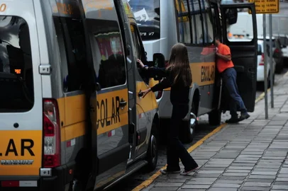 Apesar de uma lei rigorosa, com obrigatoriedade de registro e inspeções durante o ano, vans clandestinas que fazem transporte escolar de crianças e adolescentes CAXIAS DO SUL, RS, BRASIL 09/05/2017ainda circulam por Caxias do Sul. Pais precisam verificar detalhes antes de contratar o serviço como, por exemplo, a presença do adesivo de autorização do Detran, da faixa amarela na lateral externa e do tacógrafo. (Porthus Junior/Agência RBS)<!-- NICAID(12902165) -->