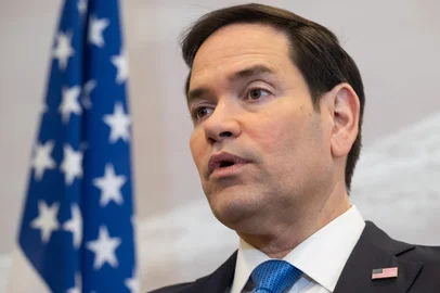 US Secretary of State Marco Rubio speaks to the media during a refueling stop at Shannon Airport in Shannon, Ireland, March 12, 2025, as he travels from talks with Ukraine in Saudi Arabia to attending a G7 Foreign Ministers meeting in Canada. Rubio said Wednesday that European allies will need to be involved in any eventual deal on Ukraine, which backed a US proposal for a 30-day truce with Russia. (Photo by SAUL LOEB / POOL / AFP)Editoria: POLLocal: ShannonIndexador: SAUL LOEBSecao: diplomacyFonte: POOLFotógrafo: STF<!-- NICAID(15993813) -->