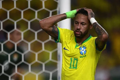 Brazil's forward Neymar gestures during the 2026 FIFA World Cup South American qualifiers football match between Brazil and Bolivia at the Jornalista Edgar Proença 'Mangueirao' stadium, in Belem, state of Para, Brazil, on September 8, 2023. (Photo by CARL DE SOUZA / AFP)Editoria: SPOLocal: BelémIndexador: CARL DE SOUZASecao: soccerFonte: AFPFotógrafo: STF<!-- NICAID(15755166) -->