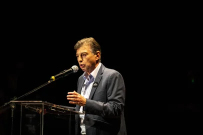 PORTO ALEGRE, RS, BRASIL, 23.10.2023: RS pela Paz promove ato no Theatro São Pedro. Na foto: o presidente da CONIB - Confederacão Israelita do Brasil, Claudio Lottenberg. Foto: Camila Hermes/Agencia RBS<!-- NICAID(15577318) -->