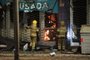 Nove pessoas morrem em incêndio em pousada na Avenida FarraposOutras sete pessoas foram resgatadas, sendo que seis foram encaminhadas para atendimento hospitalar. Local não possuía alvará para funcionamento e nem plano de proteção contra incêndio, segundo os bombeiros<!-- NICAID(15745813) -->