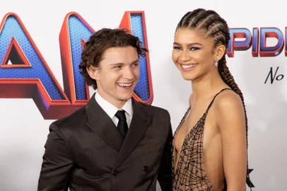 Tom Holland e Zendaya estiveram no evento de pré-estreia de "Homem-Aranha:Sem Volta Para Casa", nesta segunda-feira (13). O vestido da atriz chamou a atenção por referências a teias de aranha.<!-- NICAID(14967862) -->