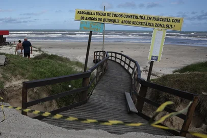 NOVA TRAMANDAÍ , RS, BRASIL, 09-02-2026: O volume de chuva registrado no final de semana em Nova Tramandaí, em Litoral Norte, ainda tem reflexo nesta segunda-feira (9), em partes do calçadão à beira-mar. Próximo da Avenida Curitiba, a passarela de acesso à areia teve parte desmanchada após o asfalto ceder pelo rompimento de uma tubulação subterrânea que não deu conta da quantidade de água. Fotos: Renan Mattos/Agencia RBS<!-- NICAID(16221912) -->