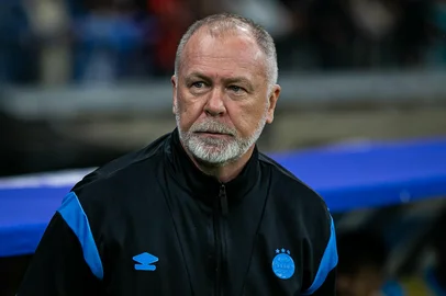 BRASILEIRO A 2025, CRUZEIRO X GREMIOMG - BRASILEIRO A 2025, CRUZEIRO X GRÊMIO - ESPORTES - MG - BELO HORIZONTE - 13/07/2025 - BRASILEIRO A 2025, CRUZEIRO X GRÊMIO - Mano Mene Menezes técnico do Grêmio durante partida contra o Cruzeiro no estádio Mineirão pelo campeonato Brasileiro A 2025. 13/07/2025 - Foto: FERNANDO MORENO/AGIF - AGÊNCIA DE FOTOGRAFIA/AGIF - AGÊNCIA DE FOTOGRAFIA/ESTADÃO CONTEÚDOEditoria: ESPORTESLocal: BELO HORIZONTEIndexador: FERNANDO MORENOFotógrafo: AGIF - AGÊNCIA DE FOTOGRAFIA<!-- NICAID(16079892) -->
