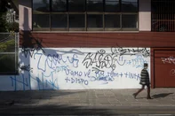 PORTO ALEGRE, RS, BRASIL, 14-07-2025: A pichação na parede de um prédio na esquina das ruas Liberdade e Mariante aumenta com o tempo. O local foi fotografado em fevereiro deste ano apenas com os dizeres: "Zooou" e "Vamo vê km tem +tinta +dispo". Foto: Mateus Bruxel/Agência RBSIndexador: MATEUS BRUXEL<!-- NICAID(16080184) -->