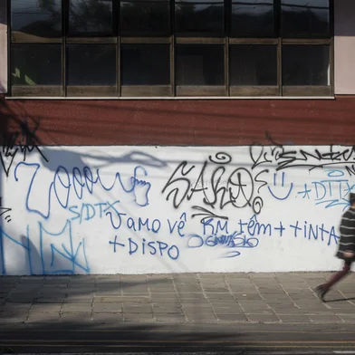 PORTO ALEGRE, RS, BRASIL, 14-07-2025: A pichação na parede de um prédio na esquina das ruas Liberdade e Mariante aumenta com o tempo. O local foi fotografado em fevereiro deste ano apenas com os dizeres: "Zooou" e "Vamo vê km tem +tinta +dispo". Foto: Mateus Bruxel/Agência RBSIndexador: MATEUS BRUXEL<!-- NICAID(16080184) -->