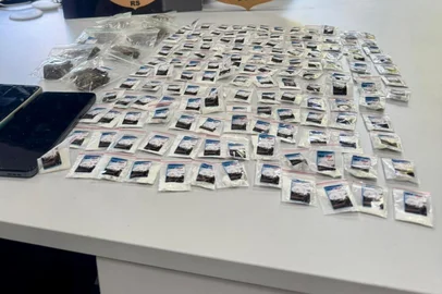 Operação da polícia civil desarticula ponto de distribuição de drogas, em Canela <!-- NICAID(16263374) -->
