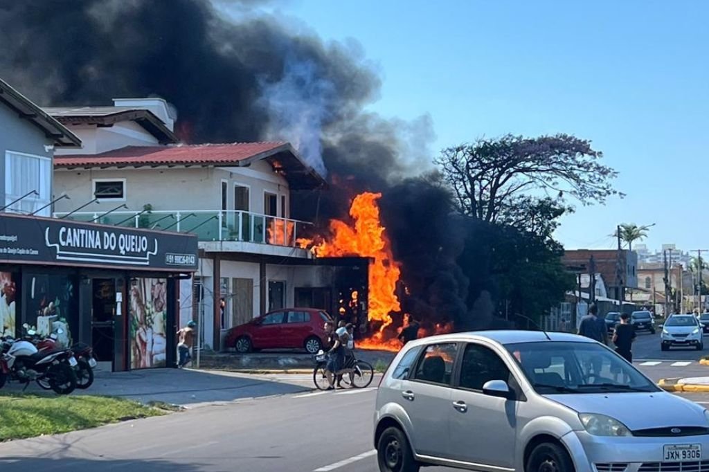 "S&oacute; deu tempo de eu pegar meus cachorros e sair de casa", diz moradora ap&oacute;s queda de avi&atilde;o em Cap&atilde;o da Canoa
