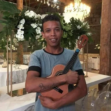 A música foi composta por Jean Cleber e traz como tema a ideia do recomeço do carnaval na cidade Com letra e melodia de autoria de Jean Cleber, mais conhecido como Beiço do Cavaco, o carnaval de Caxias do Sul contará com o samba-enredo intitulado “Caxias a alegria está de volta!”, que promete animar os foliões, deixando a festa ainda mais alegre. No dia 09 de fevereiro, a partir das 19h, na rua  Plácido de Castro, em frente à Maesa, os caxienses poderão curtir ao som da música que ressalta a retomada do carnaval na cidade. “Penso que Caxias está abraçando a ideia de um recomeço do carnaval, então a letra foi feita em cima disso. A Serra Gaúcha voltará a apresentar esta grande festa, onde também destaquei na música, que independente de escola ou bandeira, o intuito é a volta do carnaval, que é uma cultura popular,” destaca o compositor Jean Cleber. A música embala os desfiles, os blocos, é onde o coração do Carnaval bate mais forte. O samba-enredo traz marcas de muitas mãos dedicadas e carregadas de sensibilidade, o compositor é Jean Cleber que tocará cavacos, violão seis cordas e voz; Leonel Costa estará no violão sete cordas, tamborim e ganzá; Davi Bitencourt, voz; Jonathan Oliveira, voz; Diego Feijó da Silva (mestre Batata), na bateria.<!-- NICAID(15666925) -->
